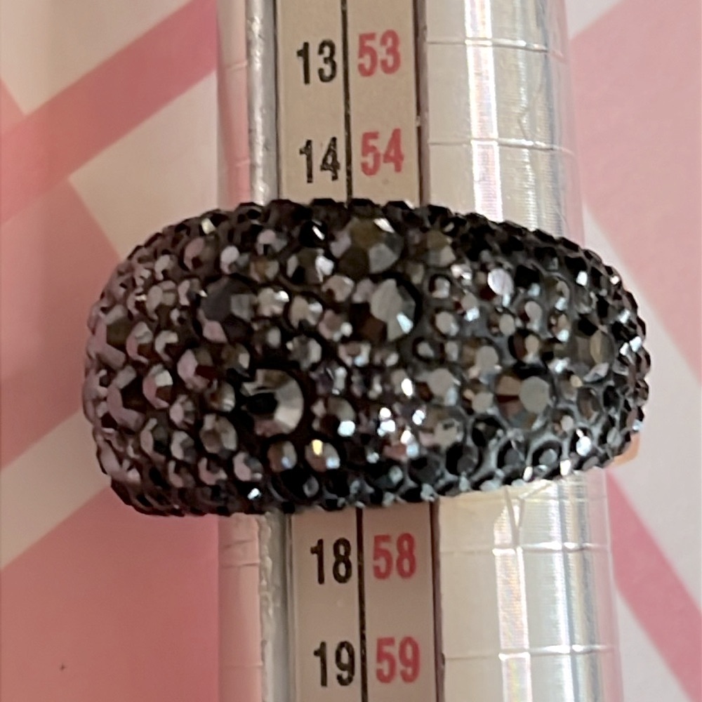 Beautiful Swarovski brand mini chic black crystal ring in gold tone sz 58 (7.5) - Picture 6 of 7